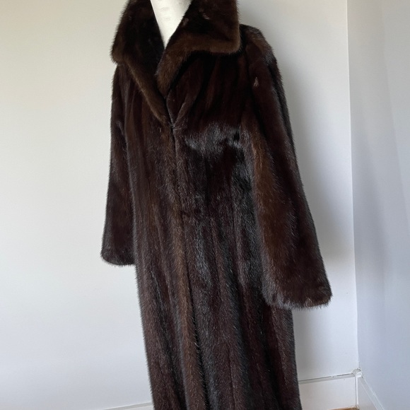 Sold : Classic High End Mahogany Mink Coat.(M) - Picture 3 of 9